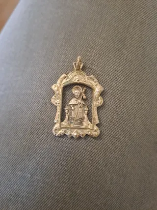 Medalla religiosa con figura