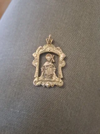 Medalla religiosa con figura