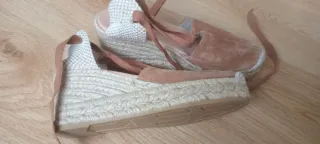 Sandali con zeppa beige e rosa