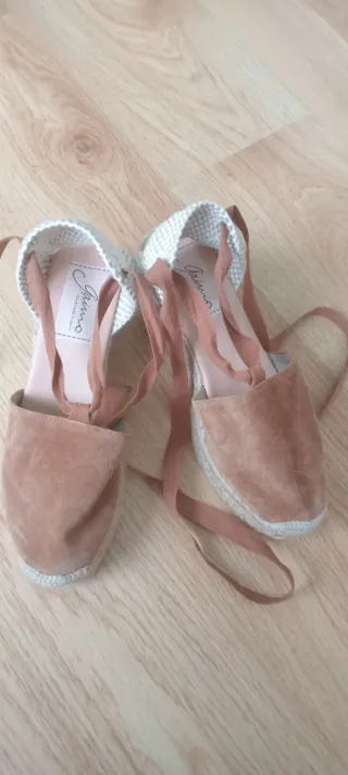 Sandali con zeppa beige e rosa