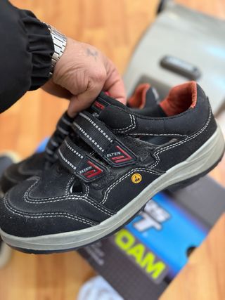 Zapatos de seguridad ELTEN negros y rojos