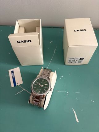 Reloj Casio Esfera Verde y Correa Plateada