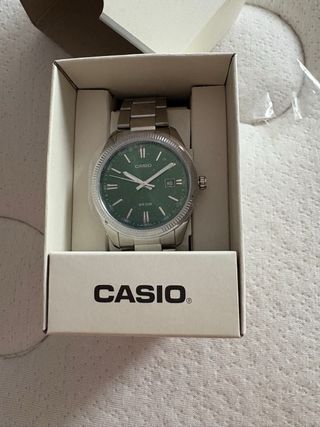 Reloj Casio Esfera Verde y Correa Plateada