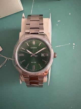 Reloj Casio Esfera Verde y Correa Plateada