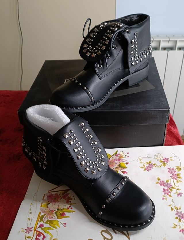 Botines negros tachuelas talla 38