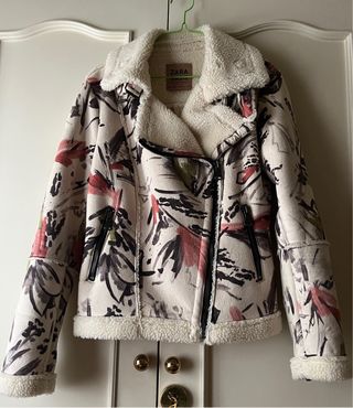 Cazadora Zara efecto ante estampado