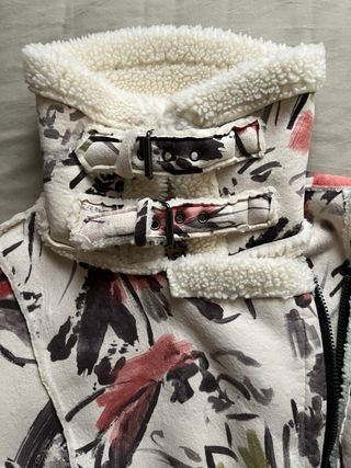 Cazadora Zara efecto ante estampado