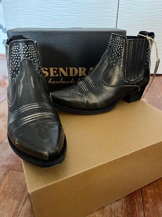 Botas Sendra tachuelas negras y plateadas