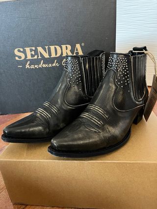 Botas Sendra tachuelas negras y plateadas