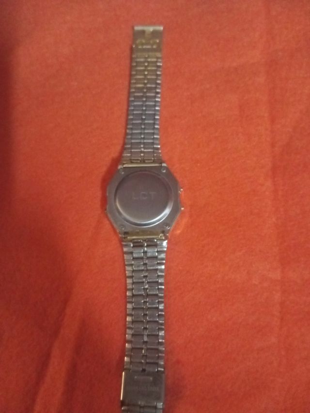 Reloj Digital Dorado y Plateado