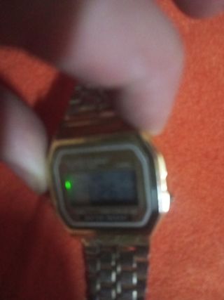 Reloj Digital Dorado y Plateado