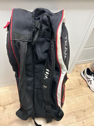 Raquetero Wilson Team con zapatillas ASICS