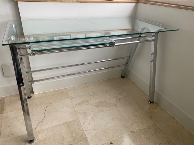 Escritorio de cristal y metal