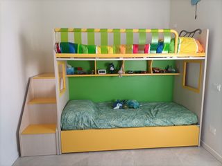 Letto a castello in legno con passatoia laterale