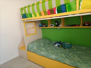 Letto a castello in legno con passatoia laterale