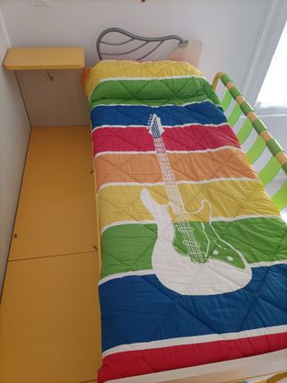 Letto a castello in legno con passatoia laterale