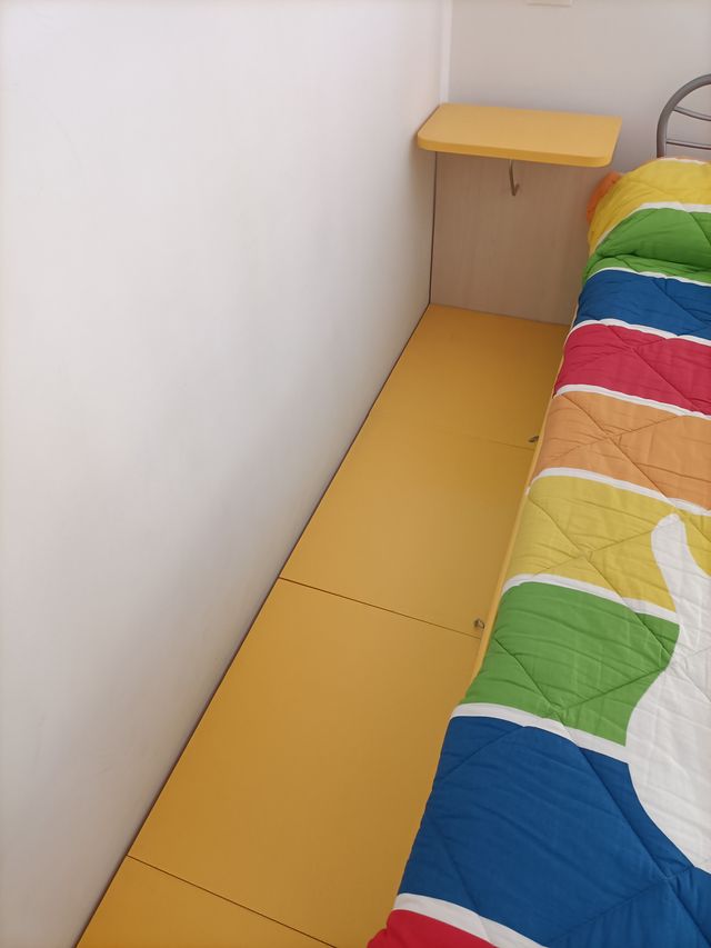 Letto a castello in legno con passatoia laterale