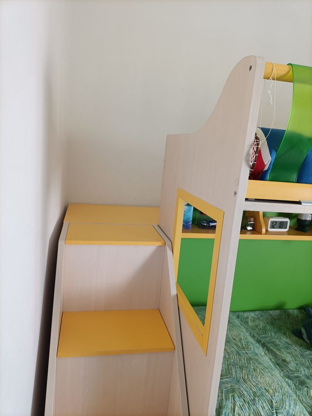 Letto a castello in legno con passatoia laterale