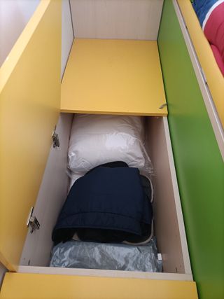 Letto a castello in legno con passatoia laterale