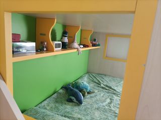 Letto a castello in legno con passatoia laterale