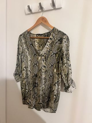 Camisa estampada verde y multicolor