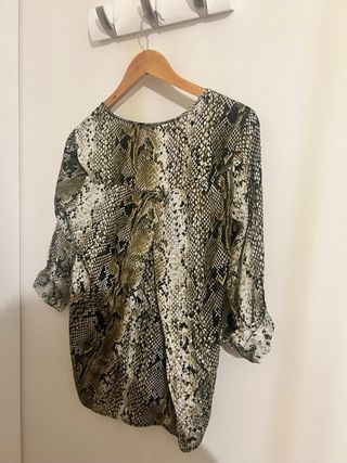 Camisa estampada verde y multicolor