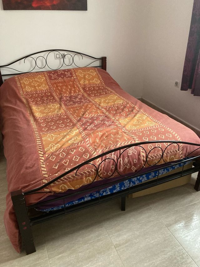 Estructura de cama metálica y madera