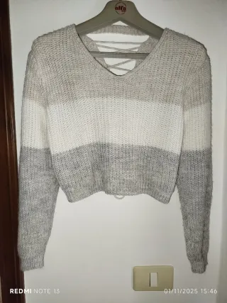 Maglioncino corto con scollo incrociato dietro