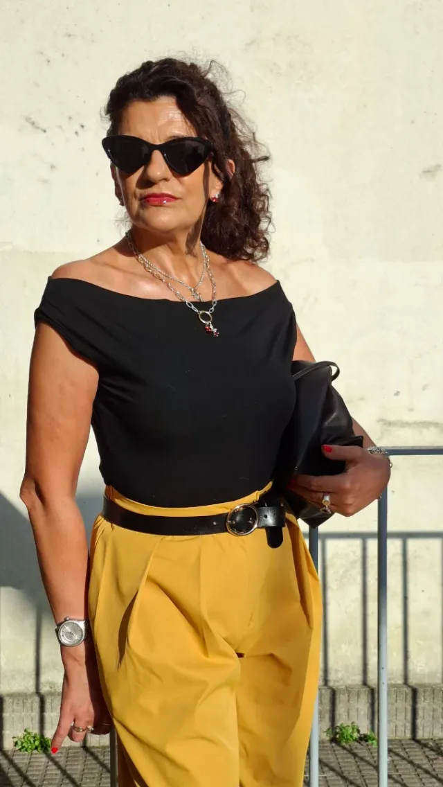 Blusa negra escotada