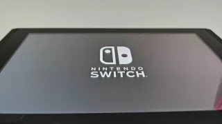 Consola Switch con caja y maletín como nuevos LEER