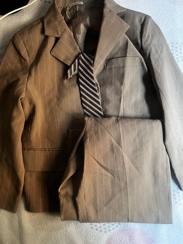 Traje de niño pinstripe marrón y blanco