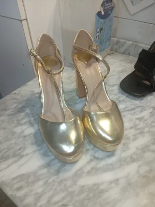 Tacones dorados plataforma