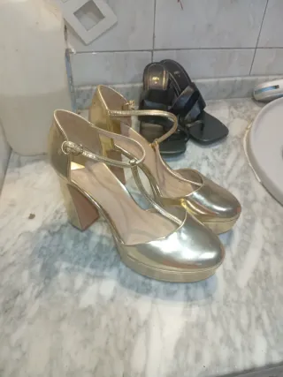Tacones dorados plataforma
