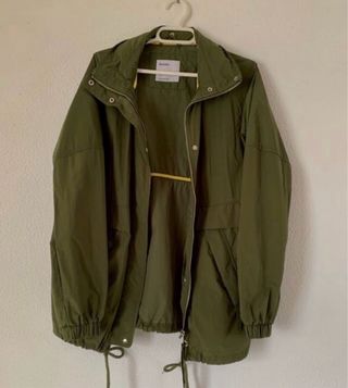Chaqueta parka Bershka verde militar