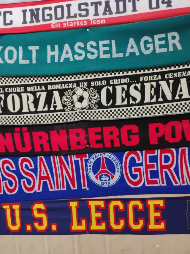 Sciarpe squadre calcio 
Intero blocco 20 euro 