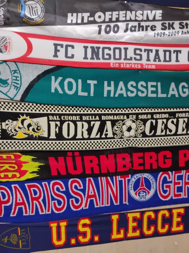 Sciarpe squadre calcio 
Intero blocco 20 euro 