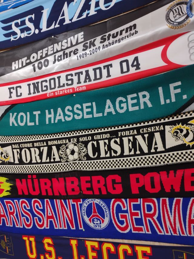 Sciarpe squadre calcio 
Intero blocco 20 euro 