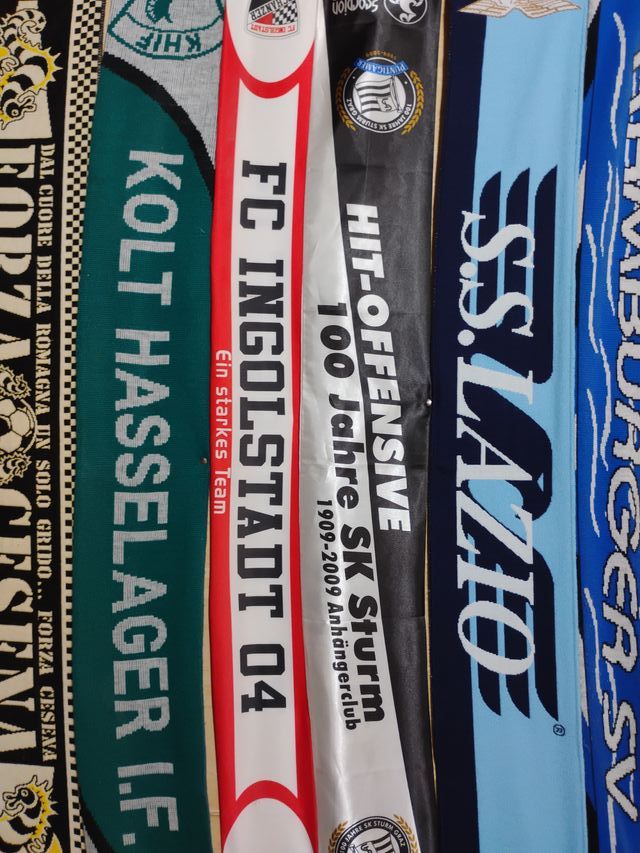 Sciarpe squadre calcio 
Intero blocco 20 euro 