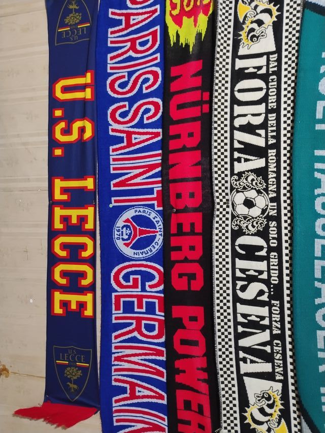 Sciarpe squadre calcio 
Intero blocco 20 euro 