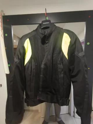 Chaqueta de moto negra con detalles fluorescentes
