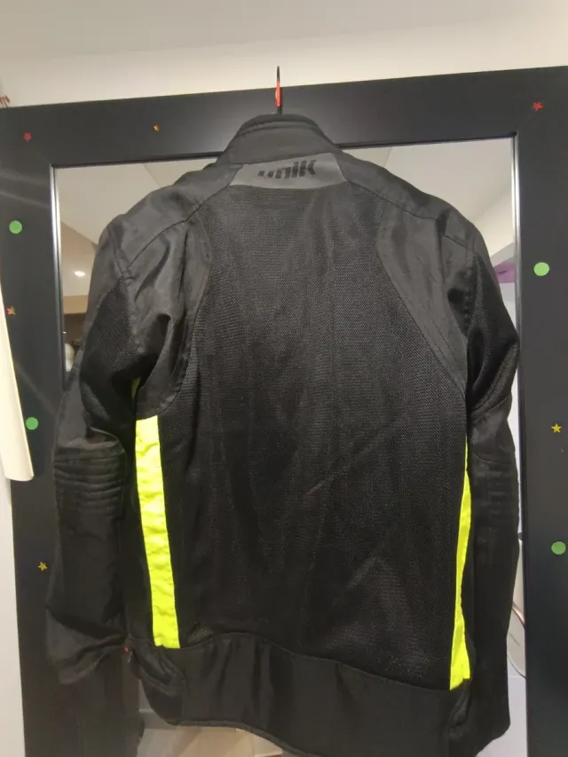 Chaqueta de moto negra con detalles fluorescentes