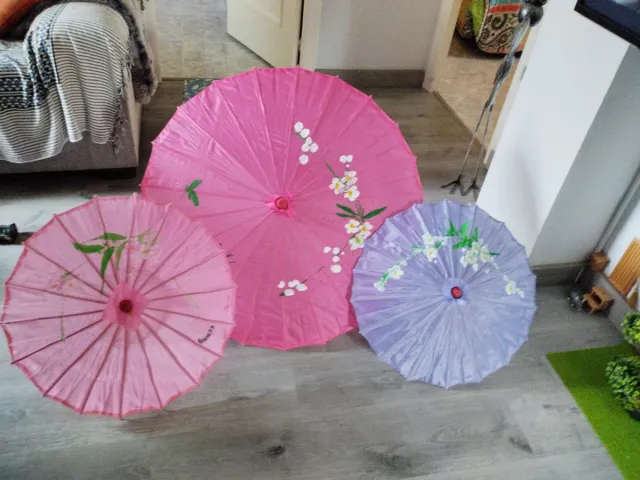 3 sombrillas decorativas