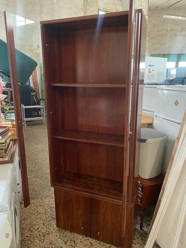 Mueble vitrina madera y cristal