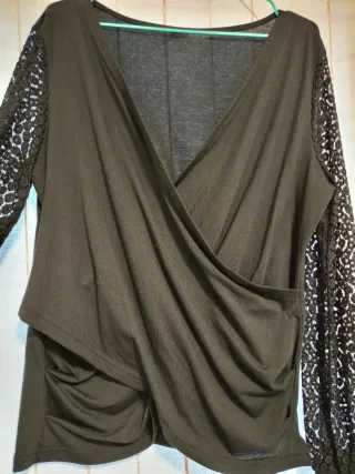 Camiseta cruzada negra manga encaje