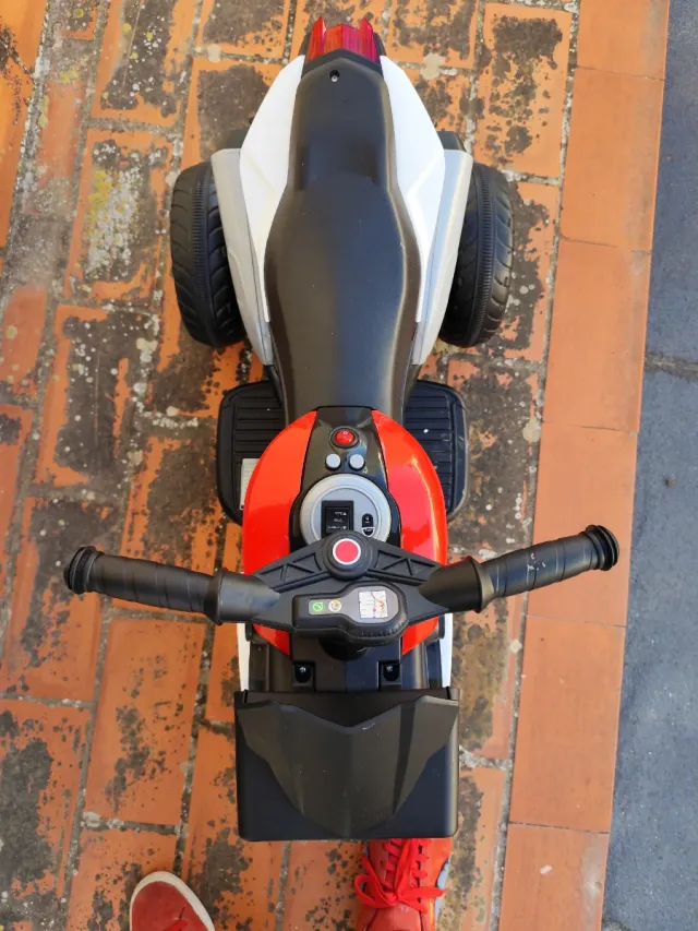 Moto a batería infantil roja