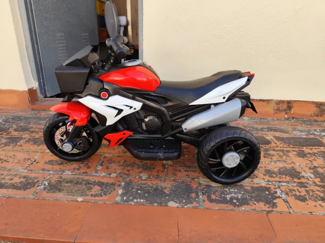 Moto a batería infantil roja