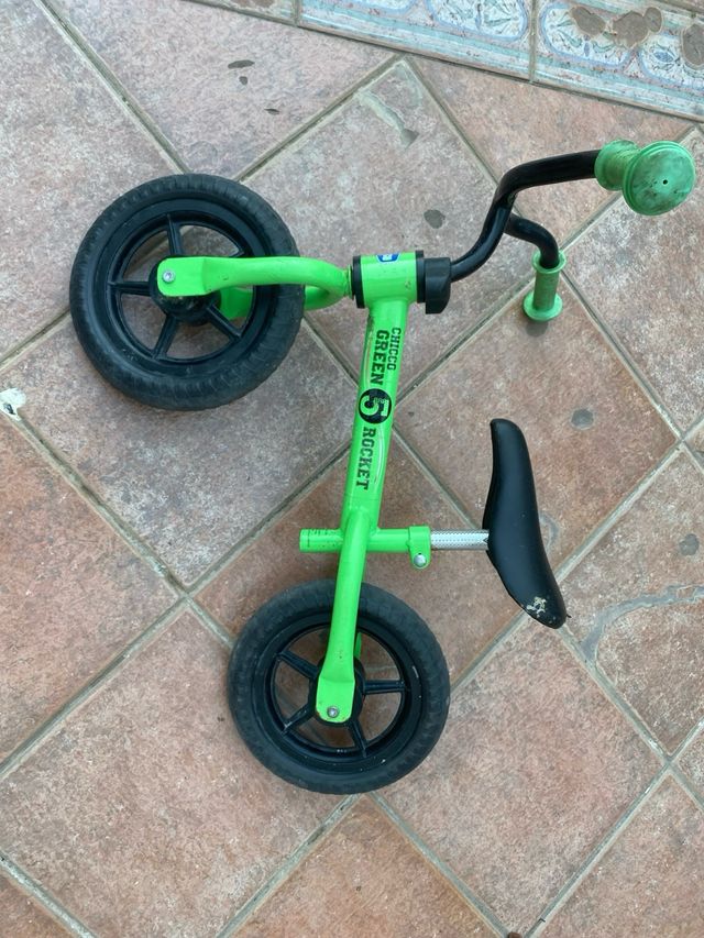 Bicicleta de equilibrio verde