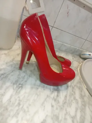 Tacones Rojos Brillantes