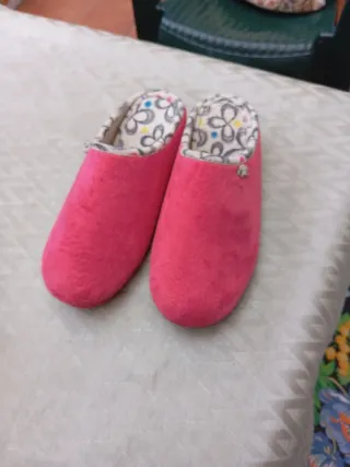 Zapatillas rosas con estampado floral
