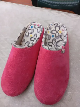 Zapatillas rosas con estampado floral